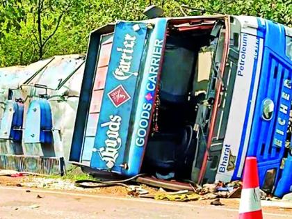 A tanker carrying petrol on the national highway was overturned | राष्ट्रीय महामार्गावर पेट्रोल घेऊन जाणारा टँकर उलटला A tanker carrying petrol on the national highway was overturned | राष्ट्रीय महामार्गावर पेट्रोल घेऊन जाणारा टँकर उलटला