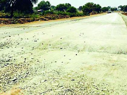 Thirsty cement road of highway | महामार्गाचा सिमेंट रस्ता तहानलेला