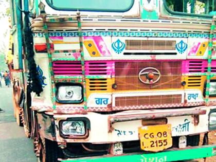 Two-wheeler rider killed in truck collision | भरधाव ट्रकच्या धडकेत दुचाकीस्वार दाेघे ठार Two-wheeler rider killed in truck collision | भरधाव ट्रकच्या धडकेत दुचाकीस्वार दाेघे ठार