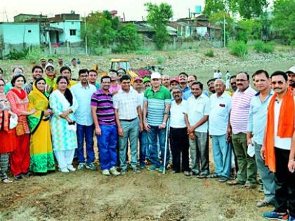 The launch of the cemeteries of the people through public participation | लोकसहभागातून खांबतलाव खोलीकरणाचा शुभारंभ