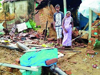 The house was not found even though it was raining in the rain | पावसात घर पडले तरी घरकूल मिळाले नाही