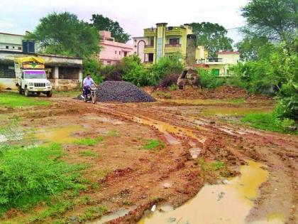 Mud on the road in the mud road | चिखलात रस्ता की रस्त्यात चिखल