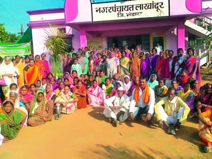 Lakhandur Nagar Panchayat is under attack for women | लाखांदूर नगरपंचायतीवर घरकुलासाठी महिलांची धडक