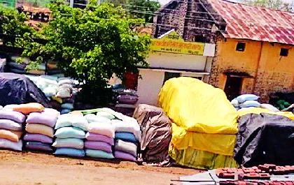 Purchase of paddy instead of farmers | शेतकऱ्यांऐवजी व्यापाऱ्यांचे धान खरेदी