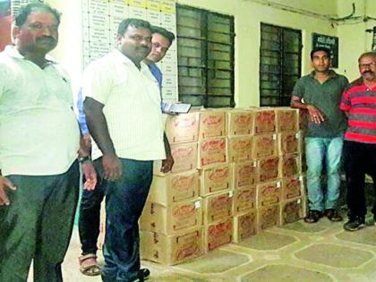 A smuggler caught the country's liquor smugglers | देशी दारूची तस्करी करणारे वाहन पकडले