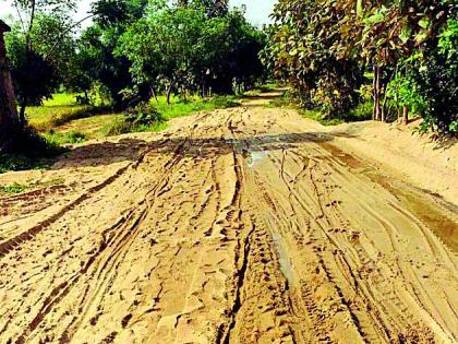 The sand on the ground is JCB groundnut | रेतीचे ढिगारे जेसीबीने भुईसपाट