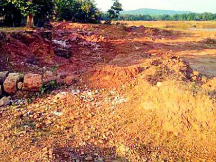 Digging the moor from the pond can cause trees to be destroyed | तलाव काठावरून मुरूम उत्खननाने वृक्षांना धोका