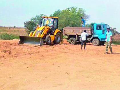 Invalid sand pile from the river Andhari | अंधारी नदीतून अवैध रेती उपसा