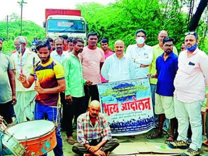 The villagers blocked the transportation of coal for seven hours | गावकऱ्यांनी तब्बल सात तास कोळसा वाहतूक रोखून धरली The villagers blocked the transportation of coal for seven hours | गावकऱ्यांनी तब्बल सात तास कोळसा वाहतूक रोखून धरली
