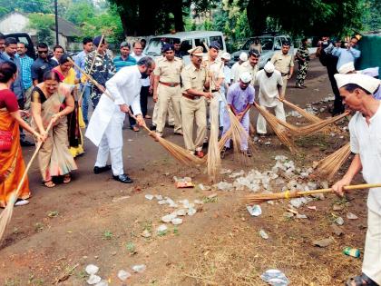 Cleanliness at various places including railway station | रेल्वेस्थानकासह विविध ठिकाणी स्वच्छता