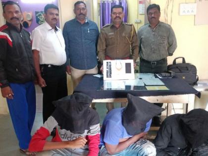 Three arrested in connection with looting case | दाम्पत्यास लूट प्रकरणी तीनजणांना अटक