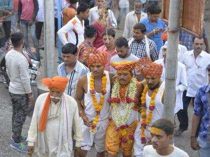 in Nashirabad to Haldi Bhandara Udhalat | हळदीचा भंडारा उधळत नशिराबादला बारागाड्या