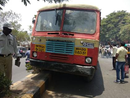 ST buses in Jalgaon on the horizontal divider | जळगावात एस.टी.बस चढली दुभाजकावर