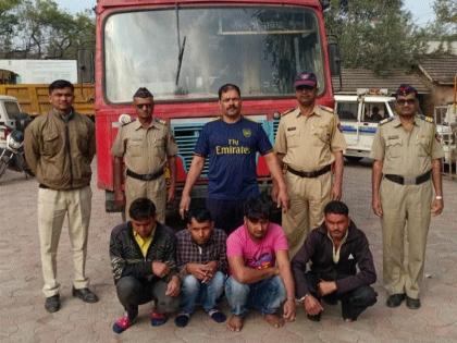 Four burglaries caught on the bus | बसमध्ये चोरी करणारे चौघे जेरबंद