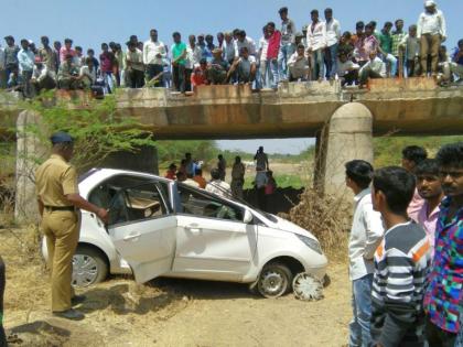 The car collapsed on the Ratrami bridge in Sakri taluka | साक्री तालुक्यातील दातर्ती पुलावरुन कार कोसळली