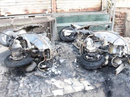 Two liters of burns were burnt by washing petrol in Dhule | धुळ्यात पेट्रोल टाकून दोन दुचाकी जाळल्या