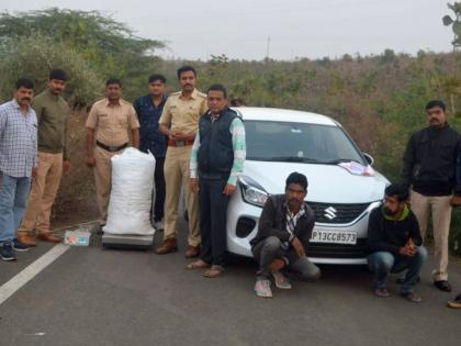Sangvi police caught the cannabis being taken from the car | कारमधून नेला जाणारा गांजा सांगवी पोलिसांनी पकडला Sangvi police caught the cannabis being taken from the car | कारमधून नेला जाणारा गांजा सांगवी पोलिसांनी पकडला