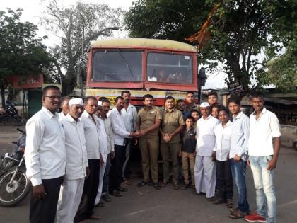 ... finally the students get the bus | ...अखेर विद्यार्थ्यांना मिळाली जादा बस