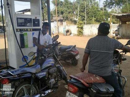 Vehicle owners in rural areas are worried about petrol price hike | ग्रामीण भागातील वाहनधारक पेट्रोल दरवाढीने हवालदिल