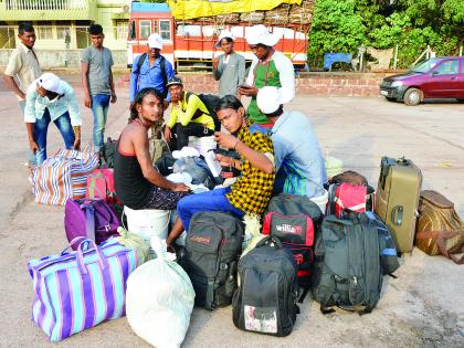 Ratnagiri: On the return journey, due to the ban on fishing, the stops fixed in the vessel | रत्नागिरी : मासेमारी बंदीमुळे खलाशी परतीच्या मार्गावर, नौका बंदरात स्थिरावल्या