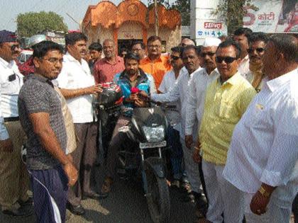 Gandhigiri by giving a bouquet of helmets to the two wheelers | हेल्मेट न घालणाऱ्या दुचाकीस्वारांना गुलाबपुष्प देऊन गांधीगीरी