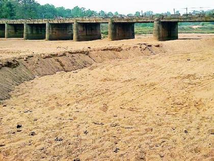 Sand piles threaten the bridge | रेती उपशाने पुलाला धोका