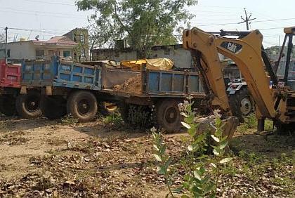 Five tractors and a JCB were seized in Gadchiroli district | गडचिरोली जिल्ह्यात मुरूमाची चोरी करणारे पाच ट्रॅक्टर व एक जेसीबी जप्त