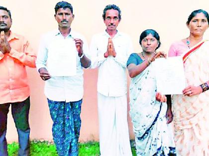 Farmers deprived of compensation | शेतकरी मोबदल्यापासून वंचित Farmers deprived of compensation | शेतकरी मोबदल्यापासून वंचित