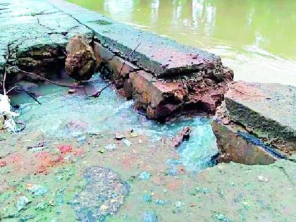 The bridge over the Dummi river collapsed | डुम्मी नाल्यावरील पुलाला पडले भगदाड