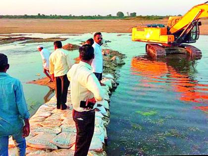 Bund | खोलीकरण करून नदीत उभारला बंधारा