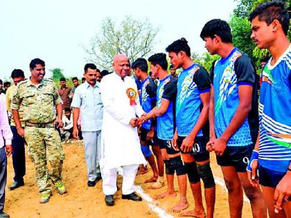 Your duty to promote adult kabaddi players | प्रौढ कबड्डी स्पर्धेतील खेळाडूंना प्रोत्साहन देणे आपले कर्तव्य