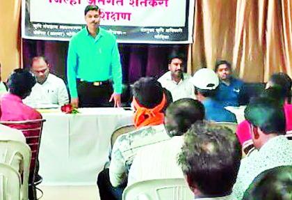 Agricultural tips given to farmers | शेतकऱ्यांना दिल्या शेती विषयक टिप्स