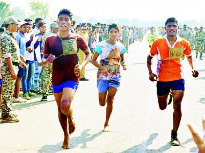 Mahesh and Vaishali 1st in non-violence marathon competition | अहिंसा मॅराथॉन स्पर्धेत महेश व वैशाली प्रथम