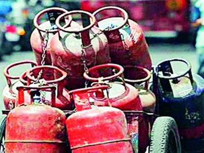 Why light a stove in a flat now? Housewives were outraged by the gas price hike | आता फ्लॅटमध्ये पेटवायच्या का चुली? गॅस दरवाढीने गृहिणी संतापल्या