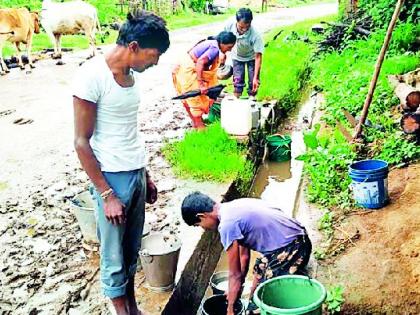 The villagers at Shivani drink contaminated water | शिवणी येथील गावकरी पितात दूषित पाणी