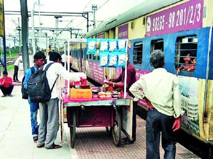 Plunder the eyes of the customers at the station | स्थानकावर ग्राहकांची डोळ्यादेखत लूट