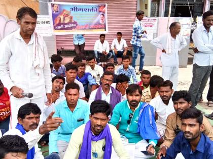  Movement in front of the bank | हलगी वाजवून बँकेसमोर आंदोलन