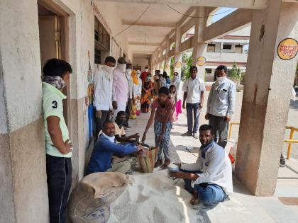 Distribution of school meals at Jalgaon Neur | जळगव नेऊर येथे शालेय आहार वाटप