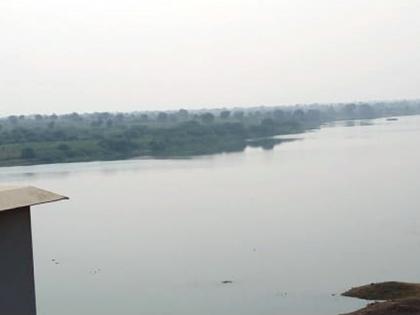 Water reached the Jogaladevi Bandh, waiting for Mangrul | जोगलादेवी बंधाऱ्यात पाणी पोहोचले, मंगरूळला प्रतीक्षा