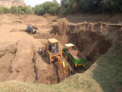 Work of removal of dam dam in Joran | जोरण येथे धरणातील गाळ काढण्याचे काम