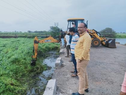 Start of extracting Panveli from Karanjgaon river basin | करंजगाव नदीपात्रातील पानवेली काढण्यास प्रारंभ