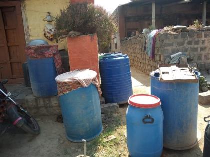 Due to famine: The whole village lives on the purchase of water | दुष्काळाच्या झळा : विकतच्या पाण्यावर जगते संपूर्ण गाव