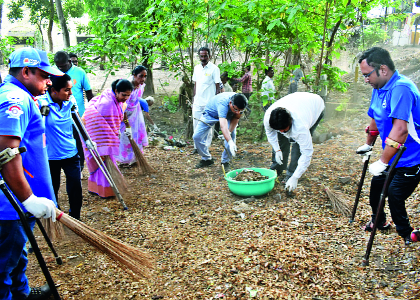 Roads in the cleanliness movement, playgrounds pulsation | स्वच्छता चळवळीतून रस्ते, मैदाने चकाचक