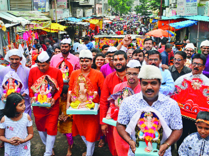 Bappa came home; Emerging from the floodplain | बाप्पा आले घरी; महापुरातून उभारी