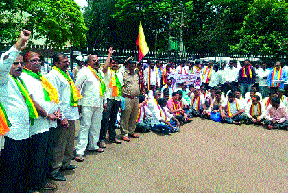 Continuous on a separate state; Conflicting Declaration of Kannada Vedika and North Karnataka Development Vedici | अखंड की वेगळं राज्य यावरून मतांतरे; कन्नड वेदिका व उत्तर कर्नाटक विकास वेदिकेची परस्परविरोधी घोषणाबाजी