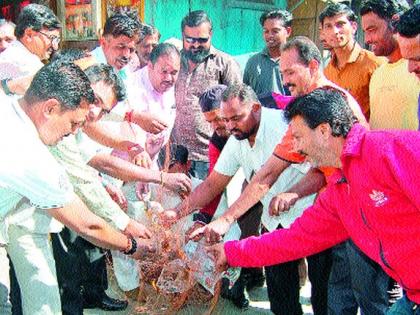 Holi celebrations of Nylon Manza by Shiv Sena | येवल्यात शिवसेनेकडून नायलॉन मांजाची होळी