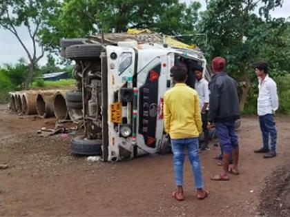 A man-truck full of manure overturned | खताची भरलेली मालट्रक उलटली