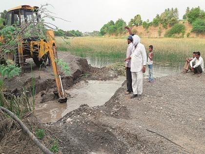 Farmers' Stunt: Sandwich Smile from Radish Water | शेतक-यांचे धाडस : मुळा पात्रातून वाळू तस्करांच्या आवळल्या मुसक्या