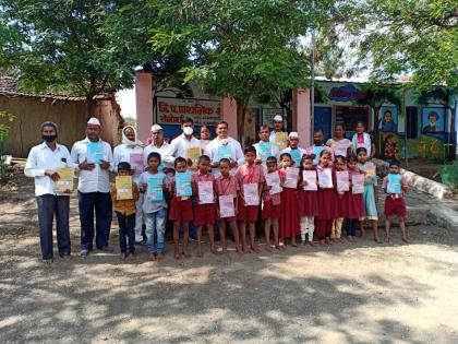 Z.P. Provide textbooks to school students | जि.प. शाळेतील विद्यार्थ्यांना पाठ्यपुस्तके प्रदान