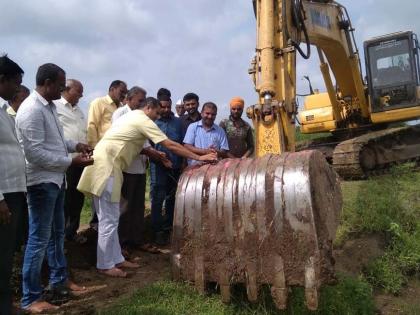 The wastewater was prevented from the initiative of the Institute | संस्थेच्या पुढाकारातून वाया जाणारे पाणी अडविले The wastewater was prevented from the initiative of the Institute | संस्थेच्या पुढाकारातून वाया जाणारे पाणी अडविले